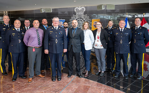 Un groupe de policiers, certains en uniforme et d'autres en tenue de ville, posent pour la photo.