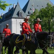 Les gendarmes en selles sur leur cheval devant la Cour suprême du Canada.