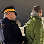 Deux cadets arrêtent un acteur pendant un scénario la nuit.