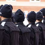 Les cadets s'alignent à l'extérieur avec leurs tuques.