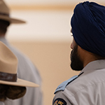 Un cadet tient sa carte du Programme des partenaires silencieux.