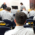 Des cadets tiennent leur carte du Programme des partenaires silencieux.