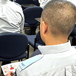 Un cadet tient sa carte du Programme des partenaires silencieux.