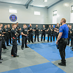 Deux instructeurs montrent aux cadets comment utiliser l'arme à impulsions de façon sécuritaire.