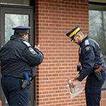 Des cadets trouvent des preuves sur les lieux d'un crime. Ils établissent que ces preuves doivent être saisies.