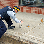 Un cadet note ses observations d'un lieu de crime et des preuves dans son calepin.