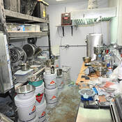 Intérieur du laboratoire clandestin découvert et démantelé à Drummondville.