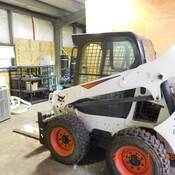 Un chargeur à direction à glissement Bobcat trouvé et saisi lors de l’exécution du mandat de perquisition.