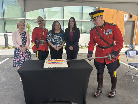 Group photo of cutting the ceremonial cake with a sword
